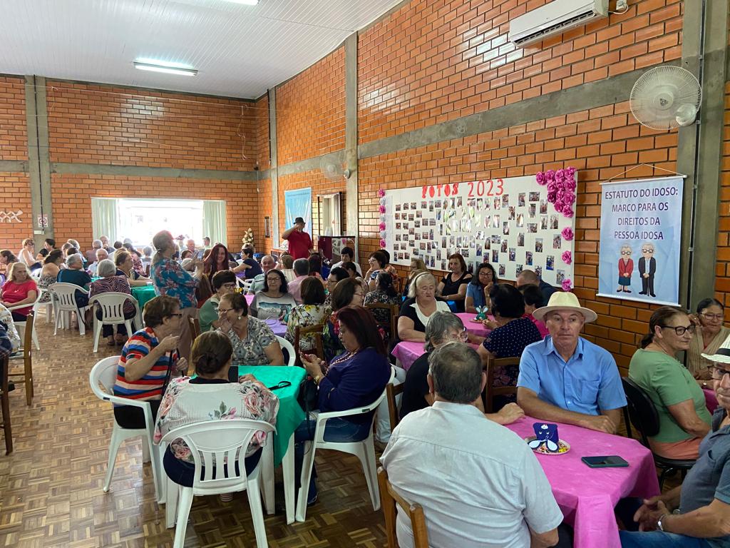 Idosos de Faxinal dos Guedes participam de festiva alusiva à Páscoa