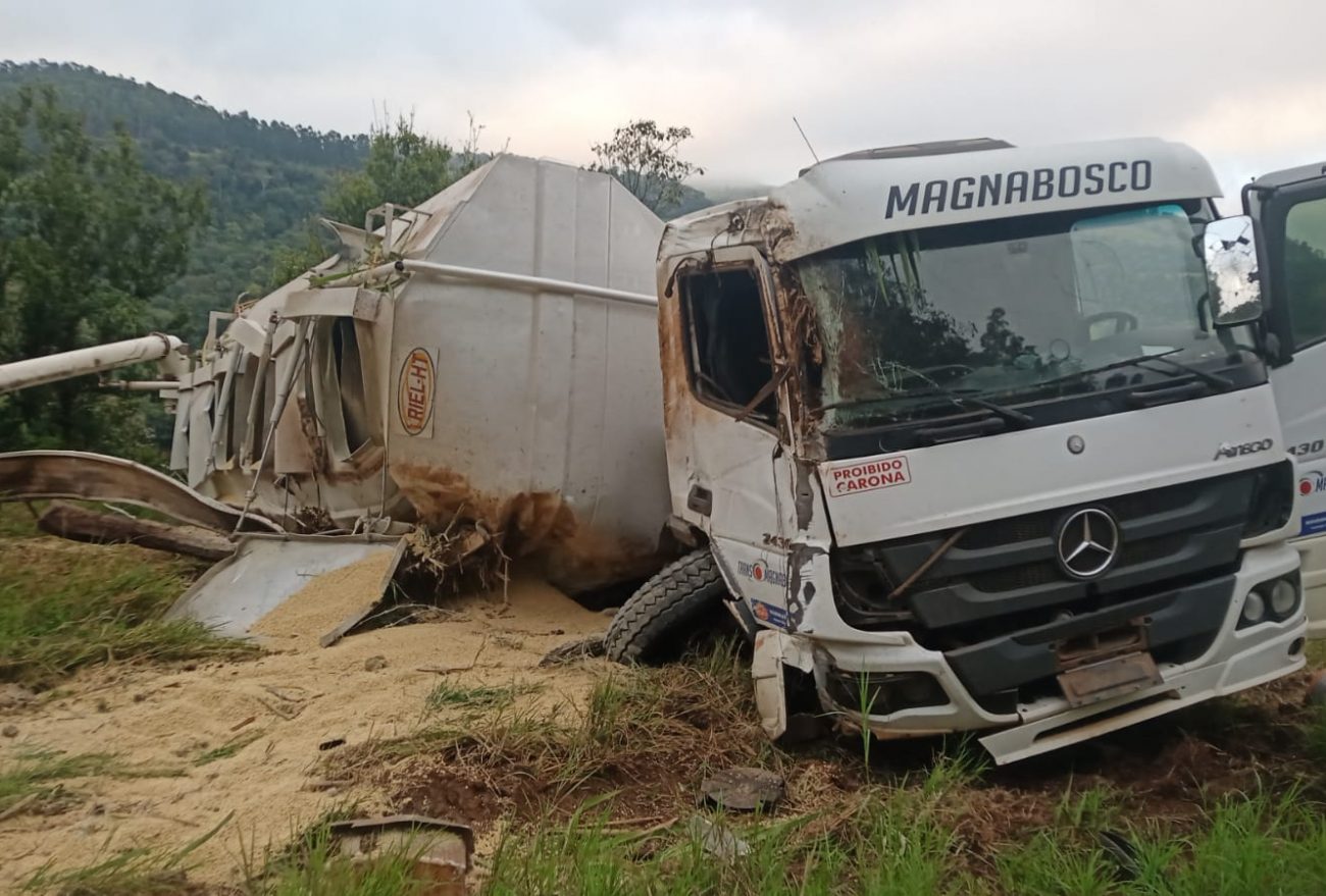 Capotamento de caminhão graneleiro é registrado no interior de Seara