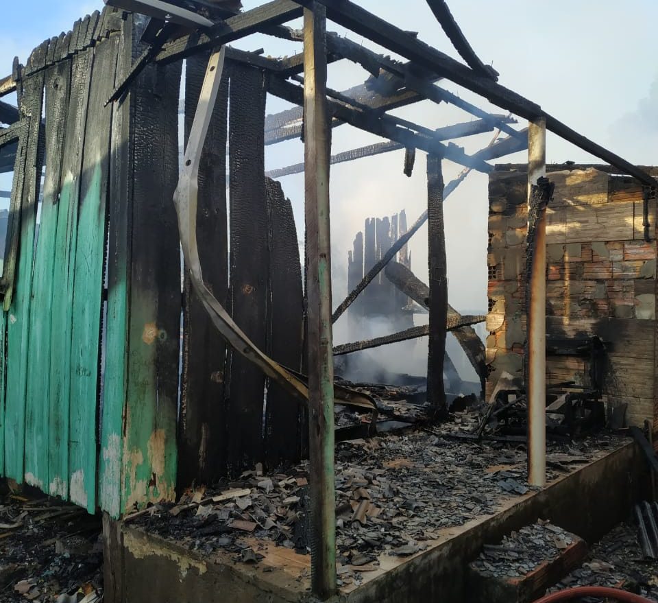 Incêndio deixa residência destruída em Ponte Serrada