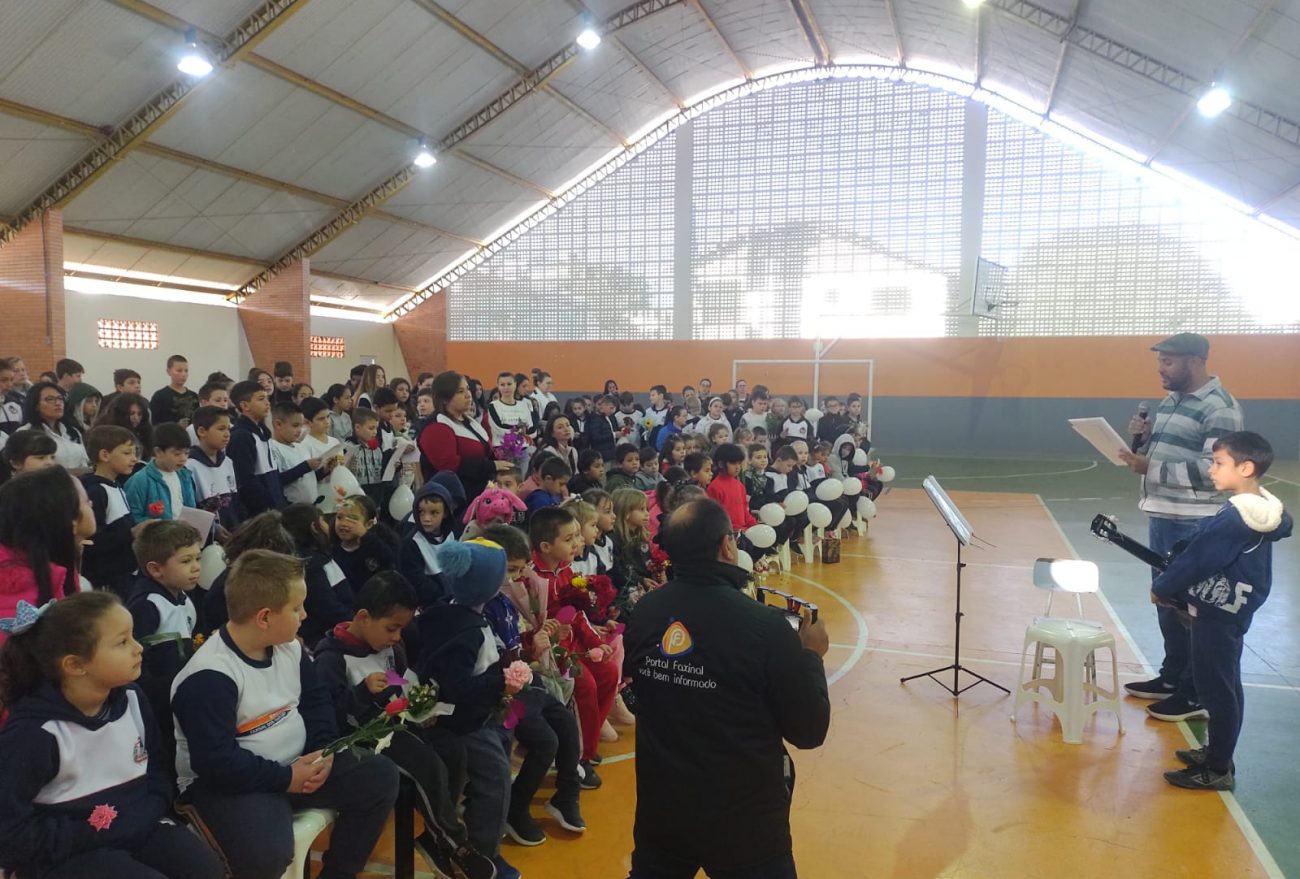 Escola de Faxinal dos Guedes realiza ação para promover cultura de amor e paz