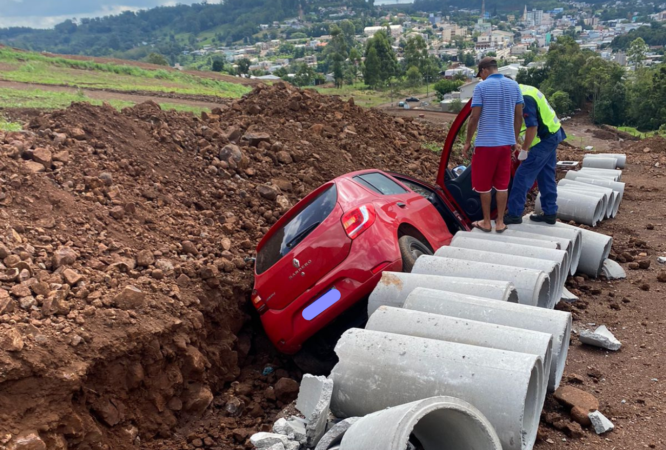 Mulher sofre fratura exposta após saída de pista, no Oeste