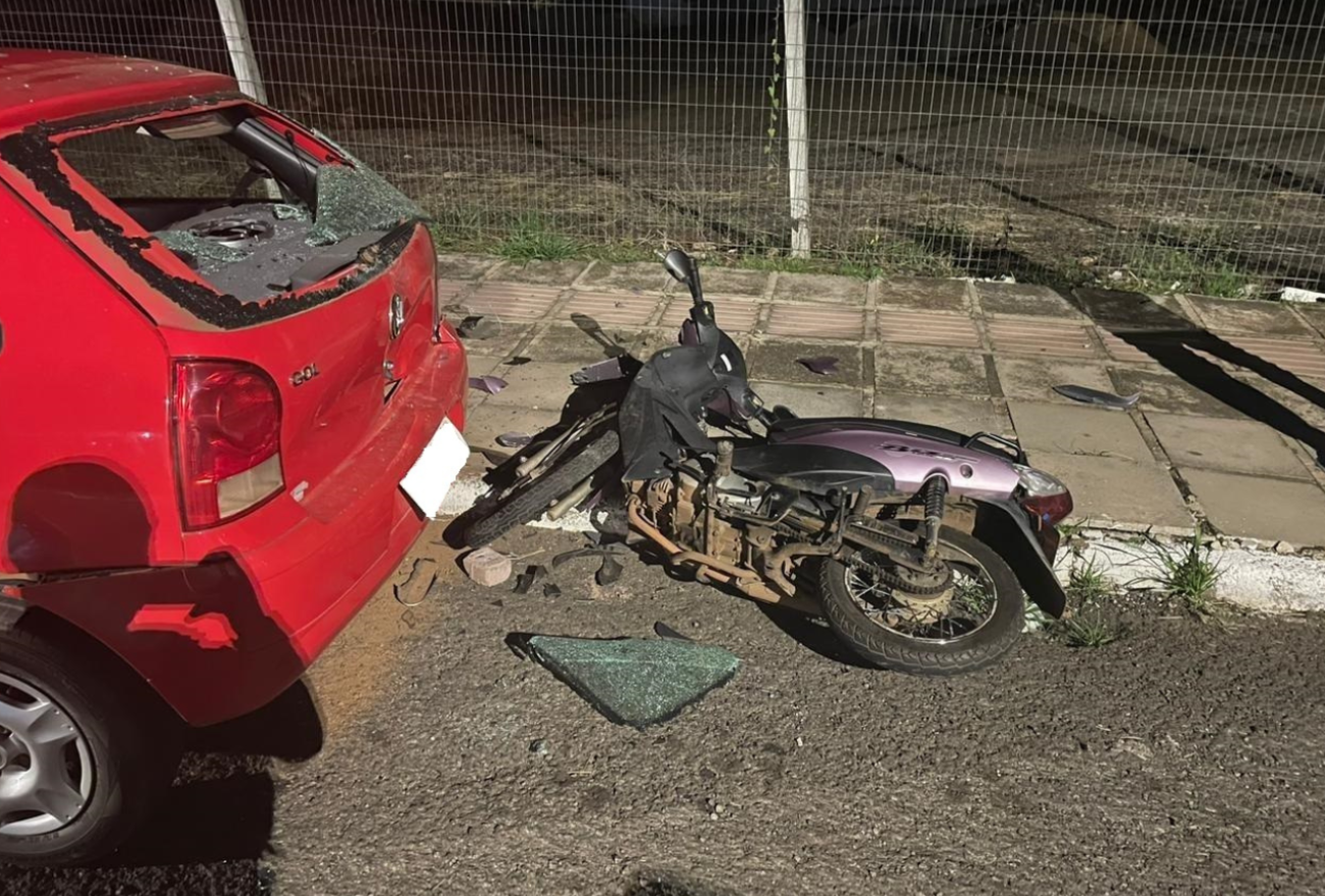 Motociclista fica ferida após perder controle e colidir em veículo estacionado, em Xanxerê