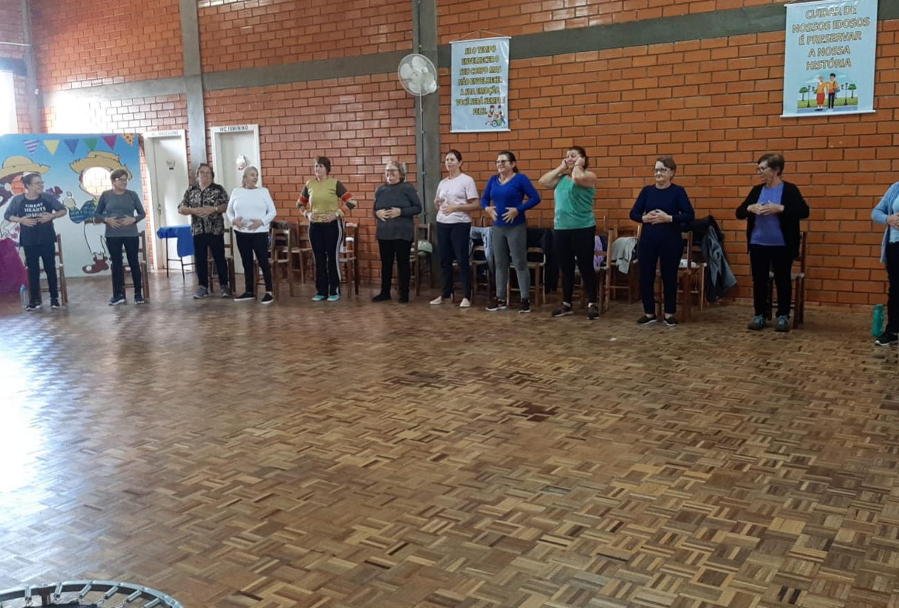 Idosos participam da aula de educação física no Centro de Convivência, em Faxinal dos Guedes