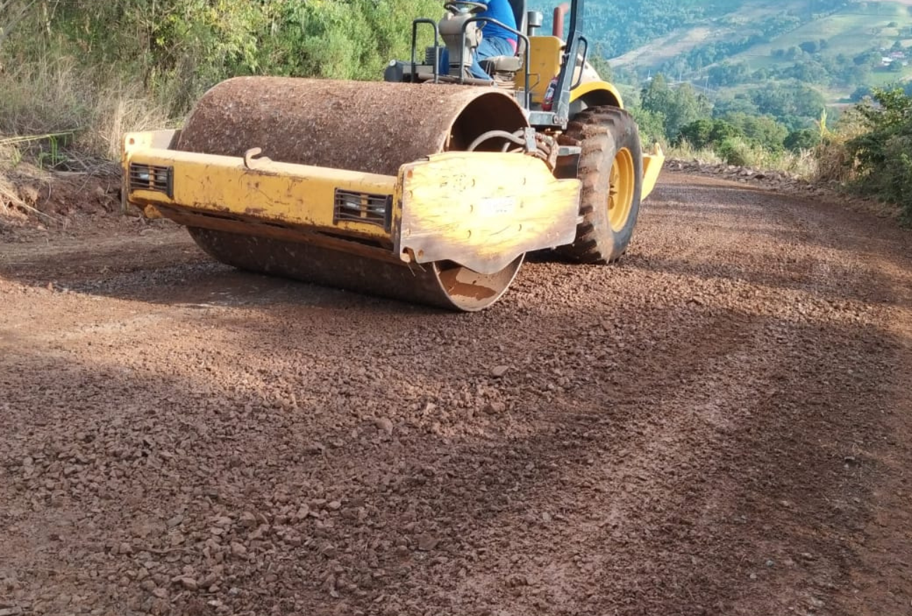 Secretaria de Infraestrutura inicia manutenção nas estradas do São Roque, em Faxinal dos Guedes