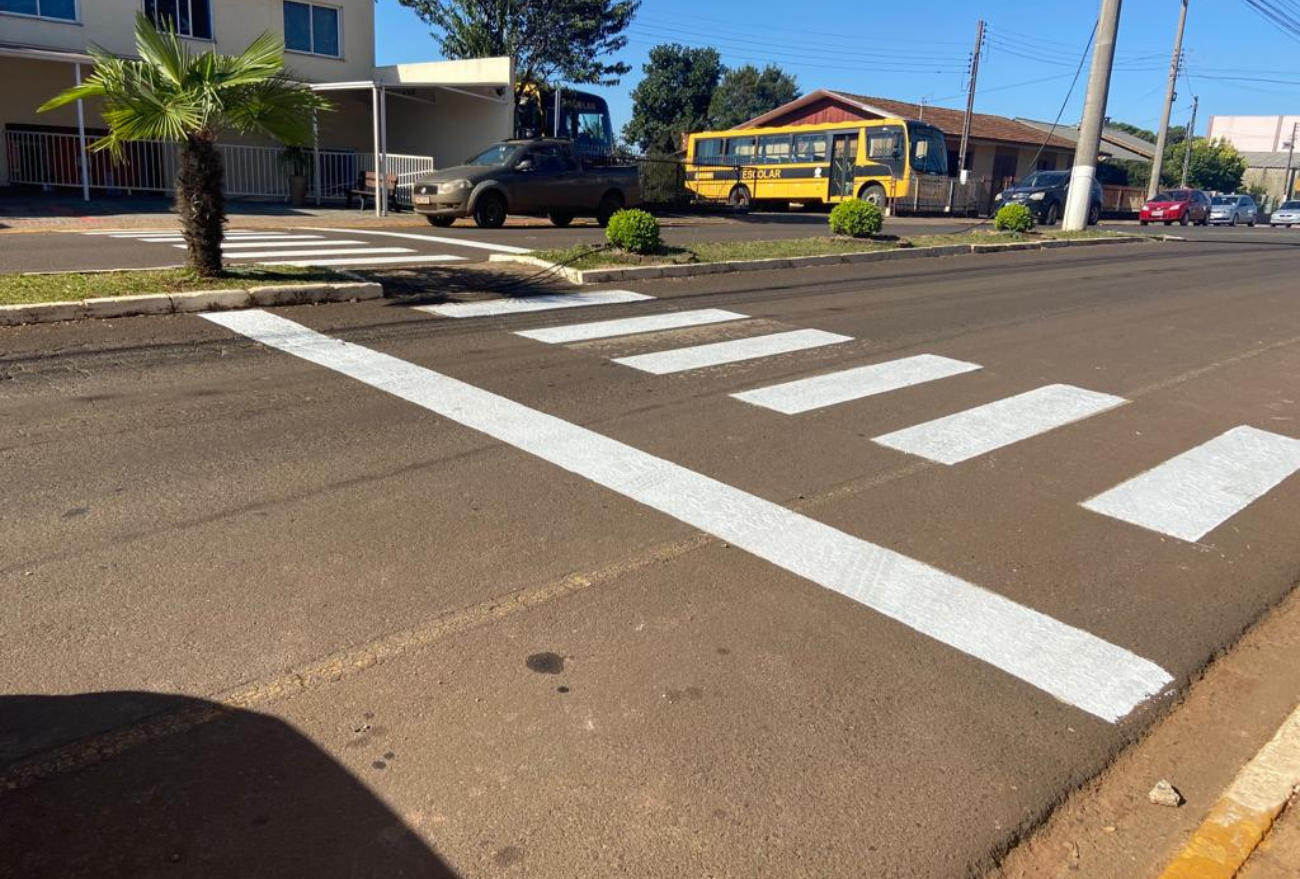 Prefeitura reforça pintura das faixas de pedestre, em Faxinal dos Guedes