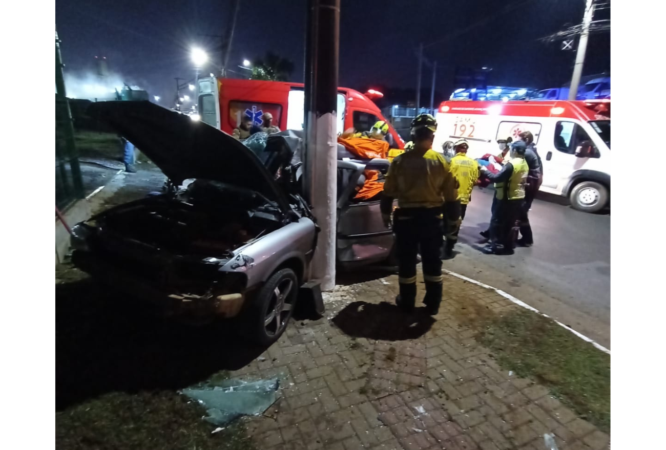 Condutor fica ferido após colidir contra poste nesta madrugada (13), no Oeste