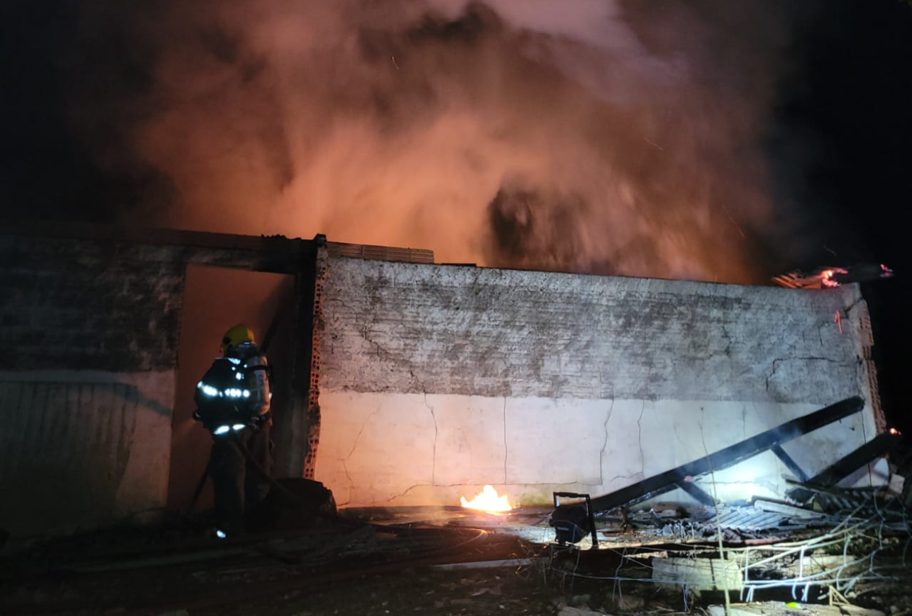 Galpão é destruído por incêndio nesta madrugada (13), em Abelardo Luz