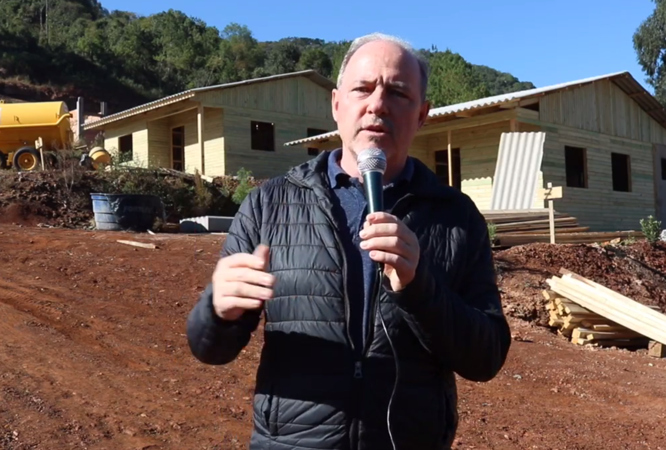 Prefeito faz anúncio sobre prioridades na habitação, em Passos maia