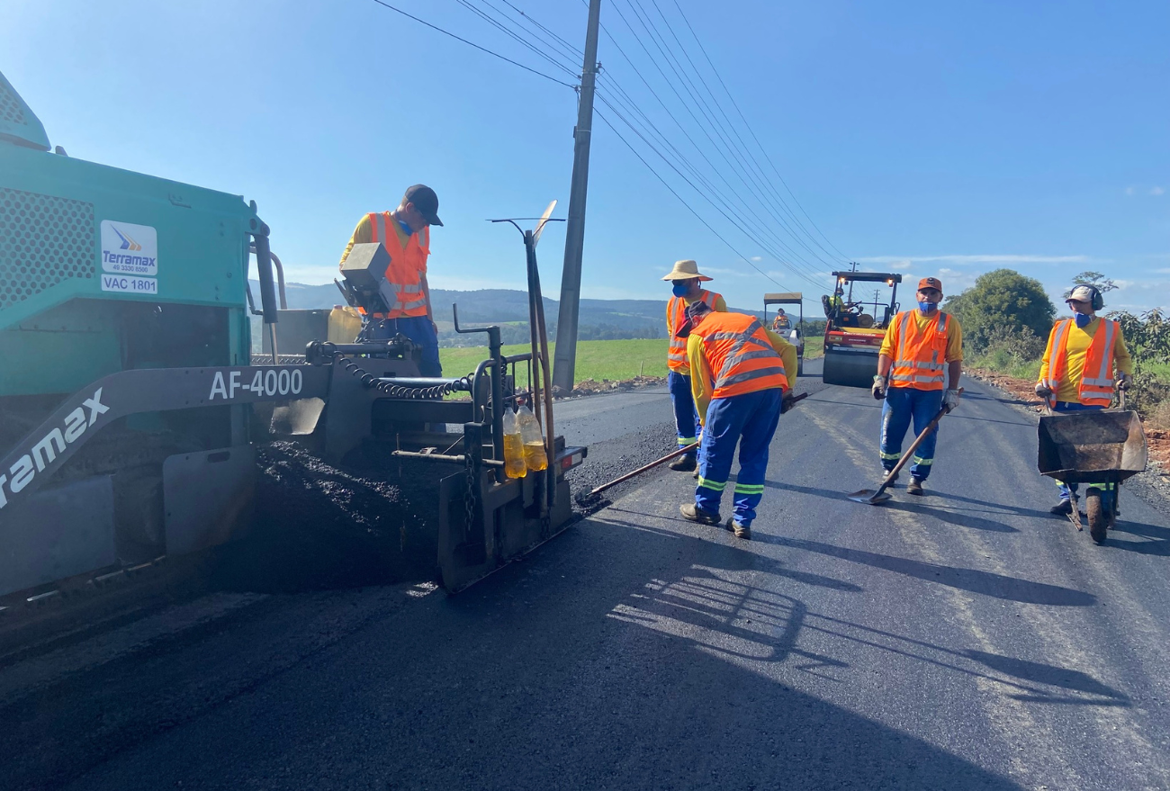 Rodovia FAG-050 recebe primeira etapa da pavimentação asfáltica, em Faxinal dos Guedes