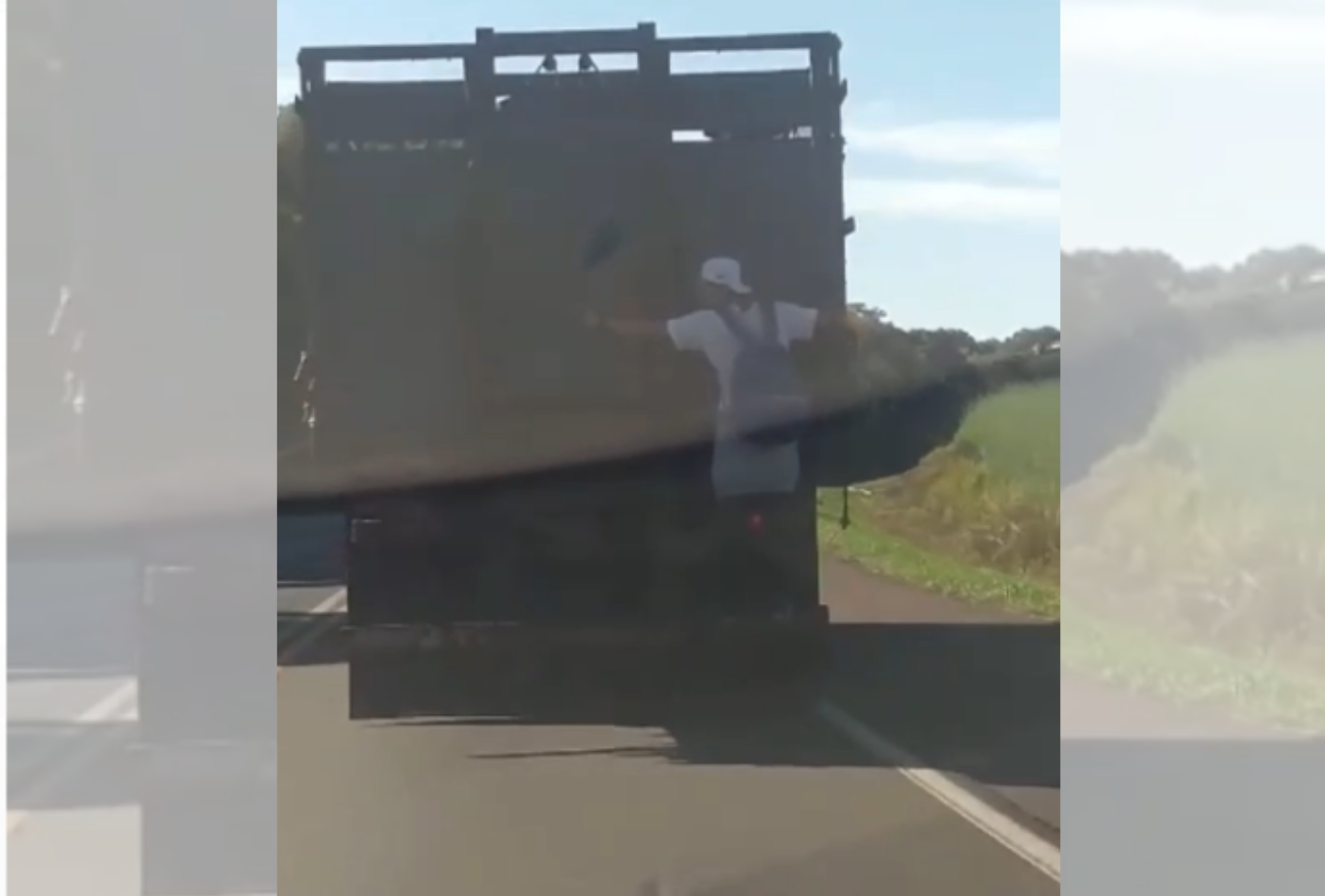 Vídeo: PRF flagra homem pendurado em caminhão na BR-282 em Xanxerê