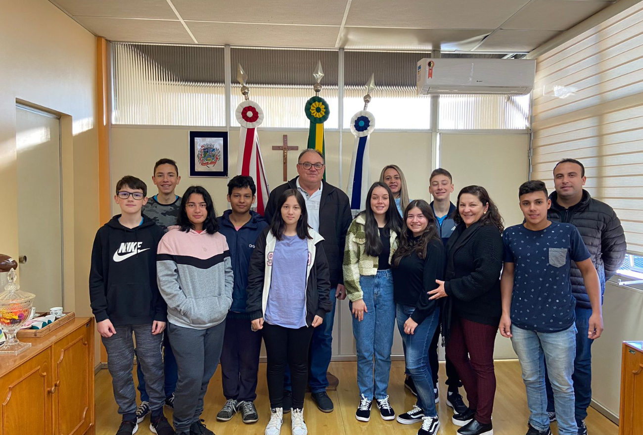 Prefeito recebe visita de alunos da Escola Municipal Tereza Migliorini, em Faxinal dos Guedes