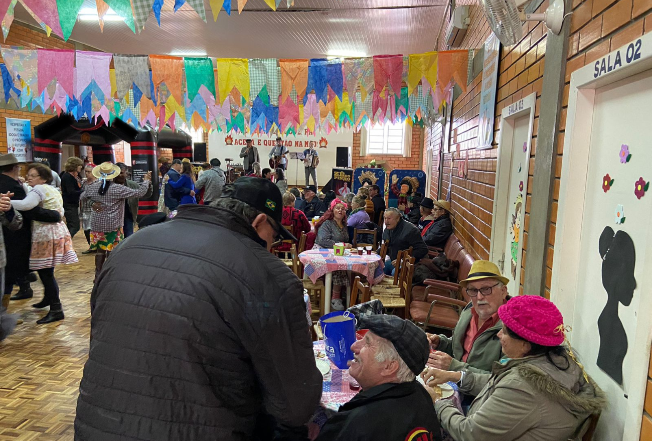 Festa Junina dos Idosos conta com a presença de diversas pessoas, em Faxinal dos Guedes