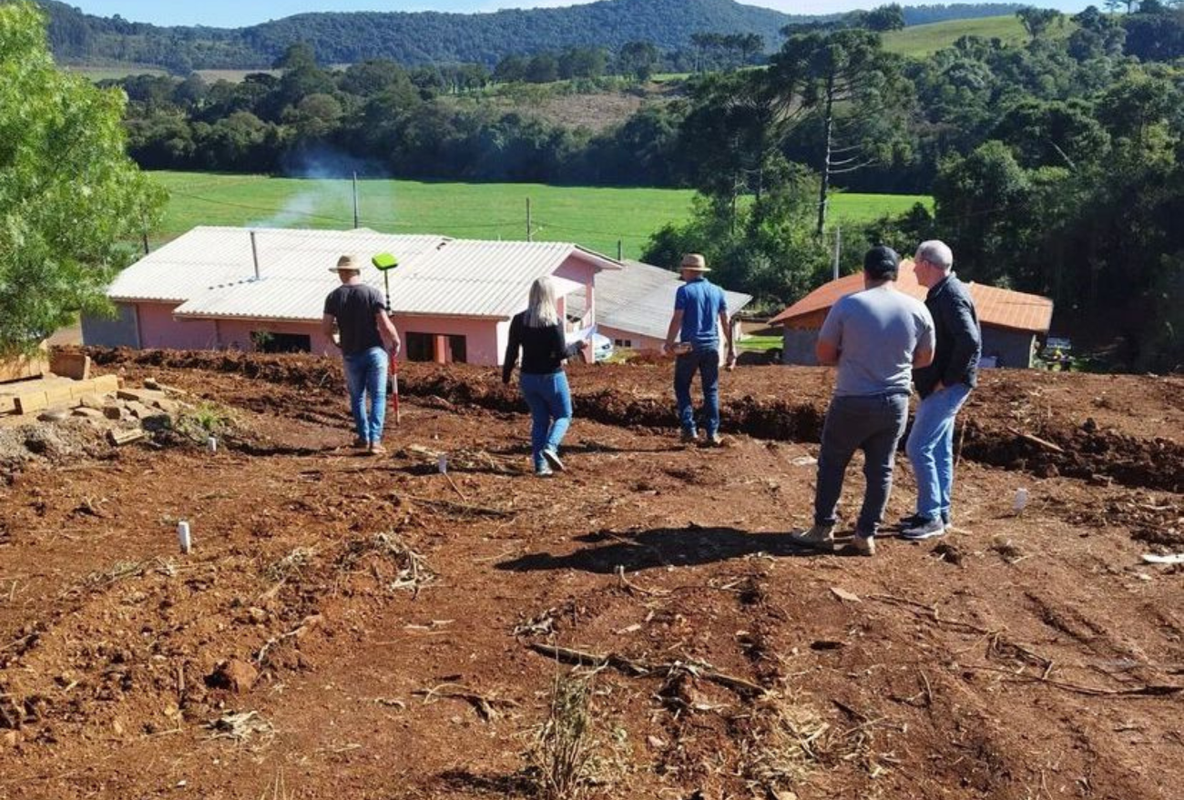 Equipe de topografia da Amai visita futura obra de construção de Capela Mortuária, em Passos Maia