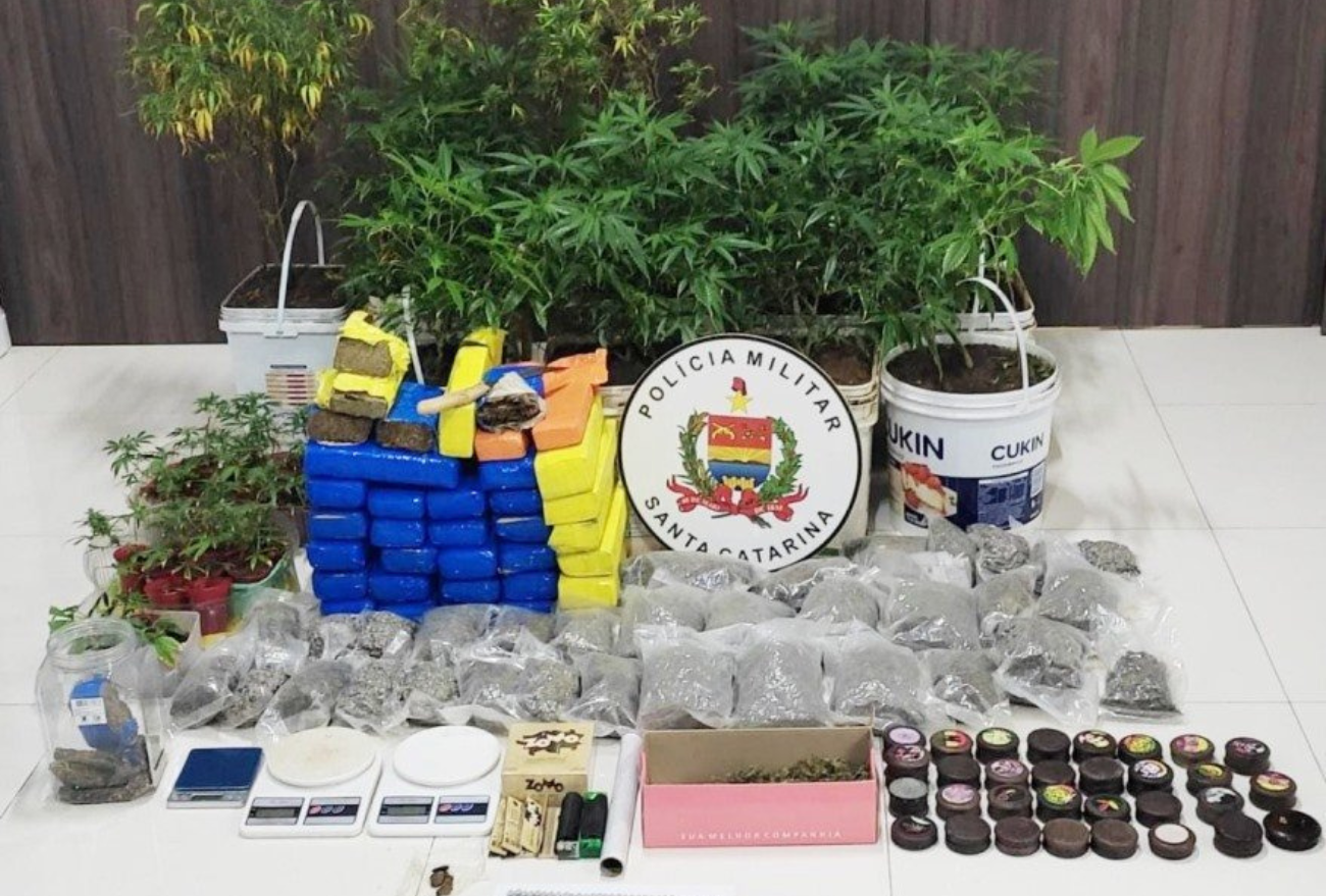 Polícia Militar localiza mais de 21 kg de maconha, skank, ecstasy e estufa com mais de 50 pés de maconha, em Irani