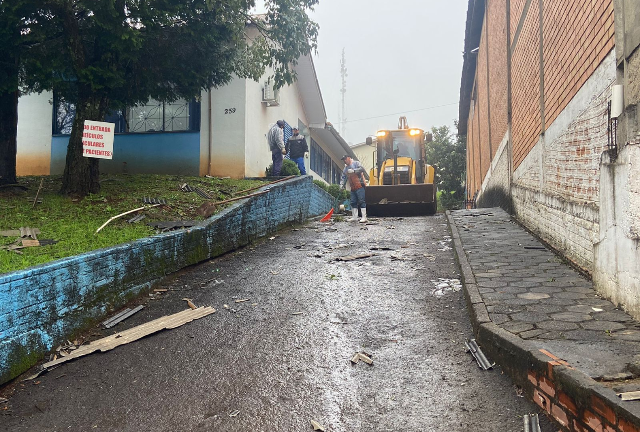 Equipes realizam atendimentos após as fortes chuvas em Faxinal dos Guedes