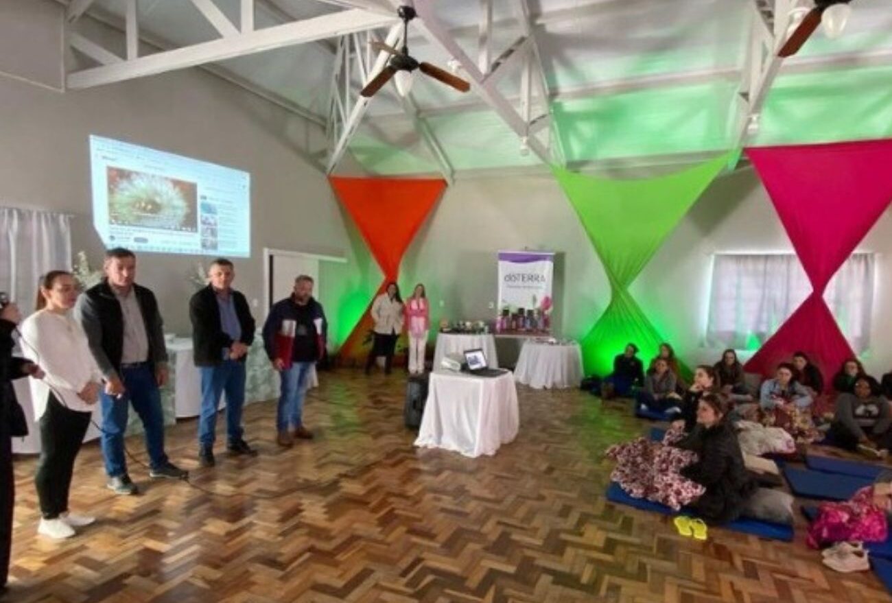 Professores da rede municipal de ensino de Vargeão participam de experiência terapêutica com aromaterapia