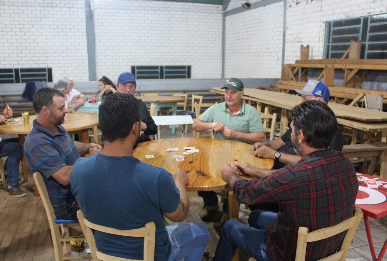 Campeonato Municipal de Truco em Trio é realizado na última sexta-feira (04), em Faxinal dos Guedes