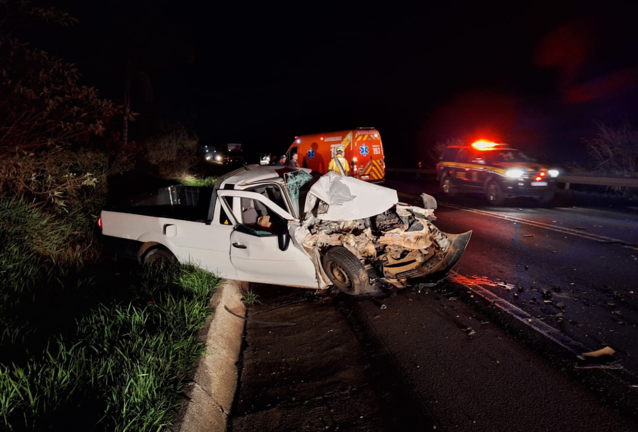 Veículo colide na traseira de caminhão e resulta em Incêndio na BR-282