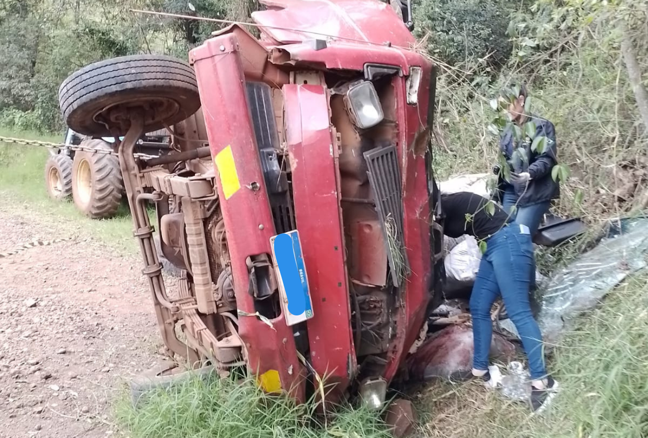 Motorista de caminhão morre em tombamento de veículo em Galvão