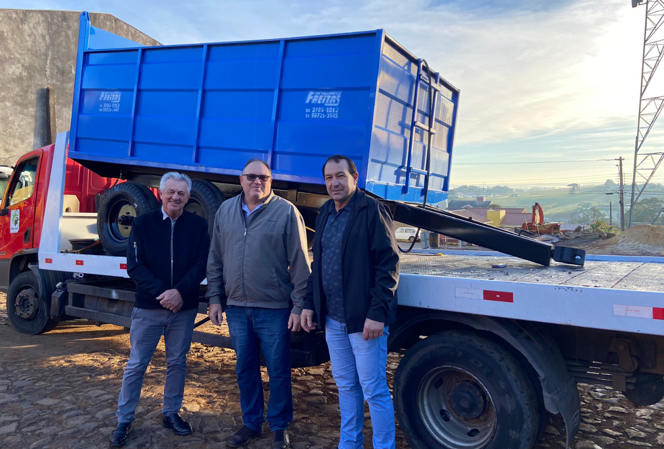 Patrulha Agrícola da Comunidade de Nova Sarandi recebe novo carreto basculante, em Faxinal dos Guedes