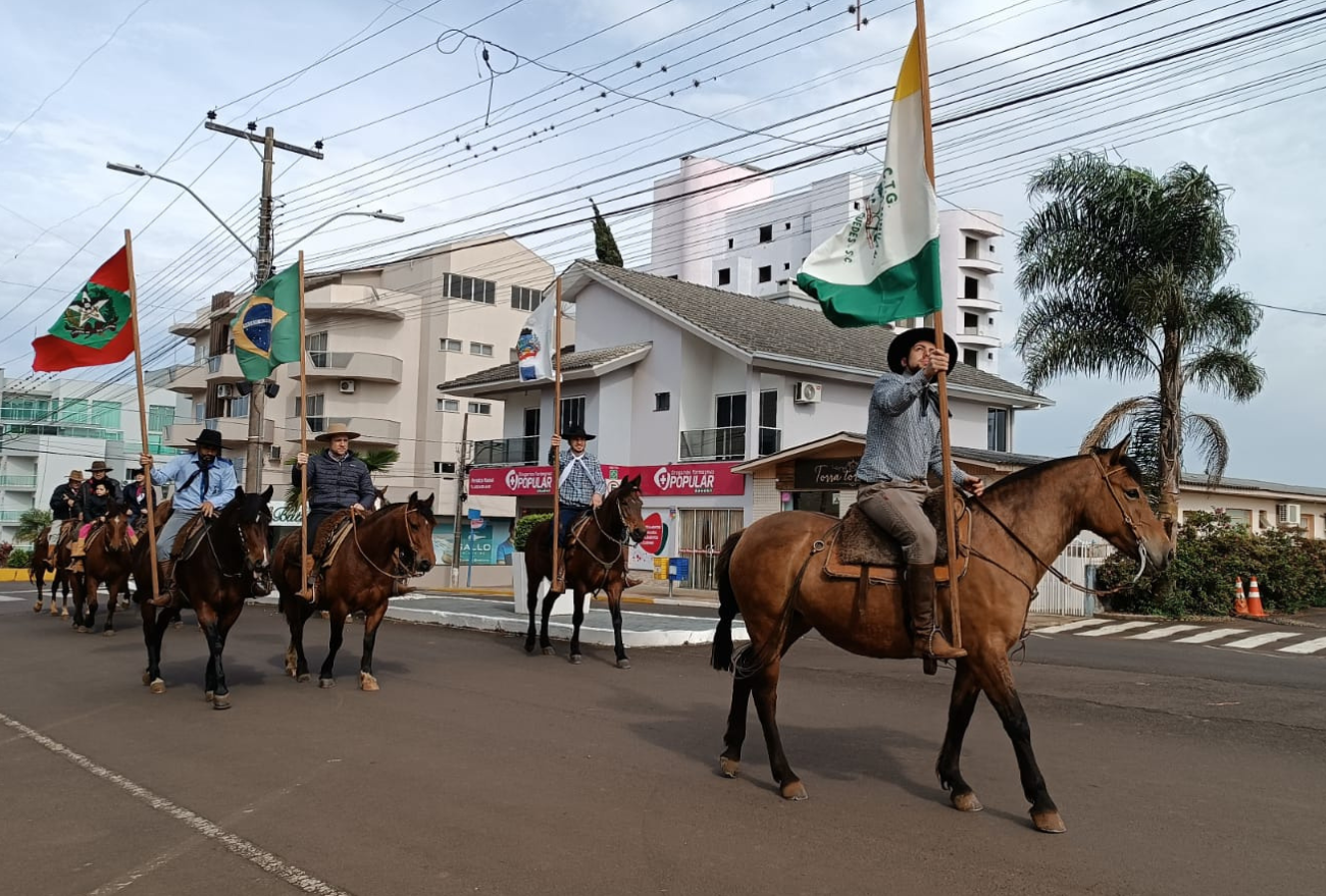 Comunidade de Faxinal dos Guedes se une em Desfile Cívico para celebrar a Independência do Brasil