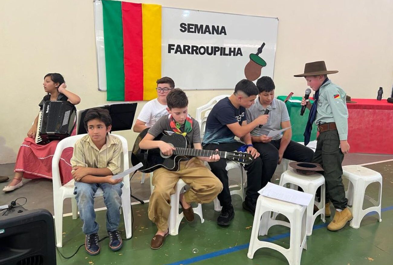 Escola Santa Terezinha encerra comemorações da Semana Farroupilha com Mateada na Praça Municipal