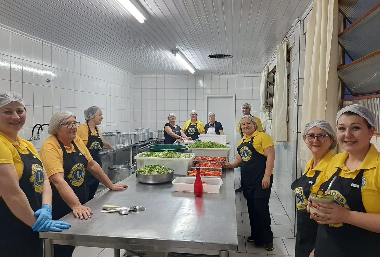 Lions Clube de Faxinal dos Guedes prepara e serve jantar para Coral Italiano durante Encontro Regional de Corais