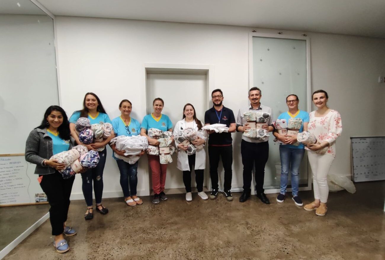 Lions Clube de Ponte Serrada faz doação de mantas e lençóis para Associação de Assistência Hospitalar Santo Expedito