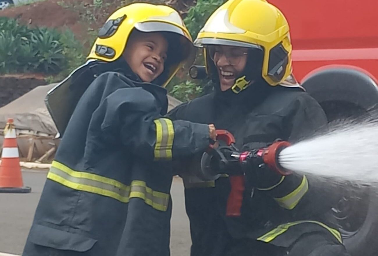 Visita da Apae de Faxinal dos Guedes ao Batalhão do Corpo de Bombeiros Militar promove experiência educativa para alunos